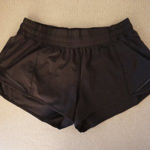 Lululemon Hotty Hot shorts 2.5